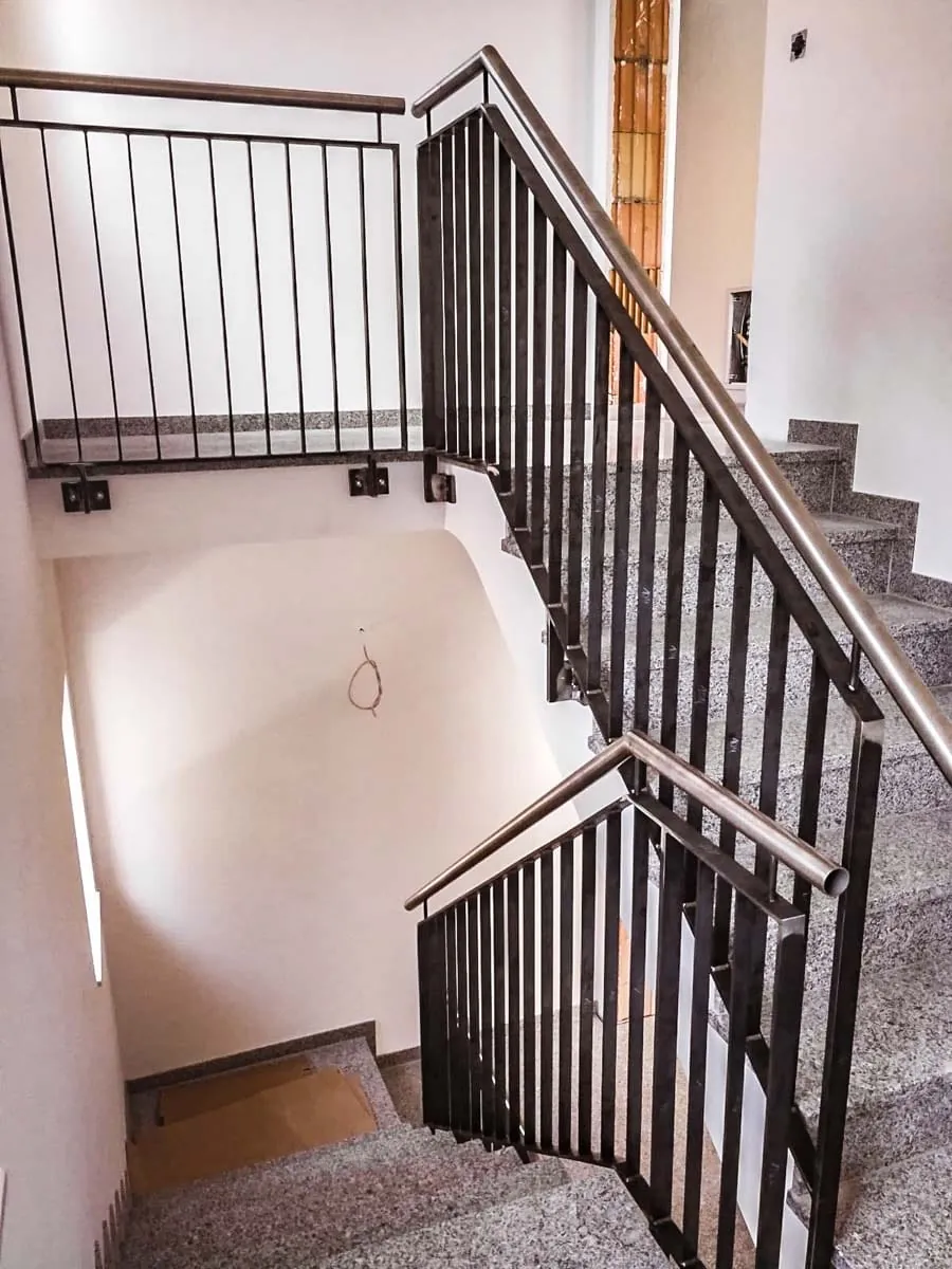 Treppengeländer aus Stahl mit Stabfüllung und Edelstahlhandlauf innen