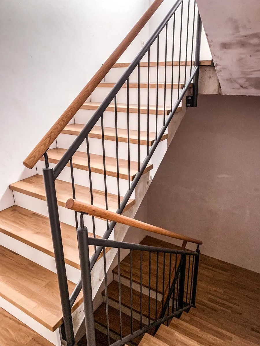 Treppengeländer aus Stahl mit Stabfüllung und Holzhandlauf Eiche innen