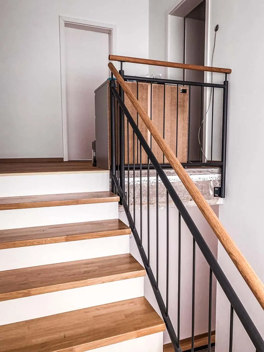 Treppengeländer aus Stahl mit Stabfüllung und Holzhandlauf Eiche innen, weitere Ansicht