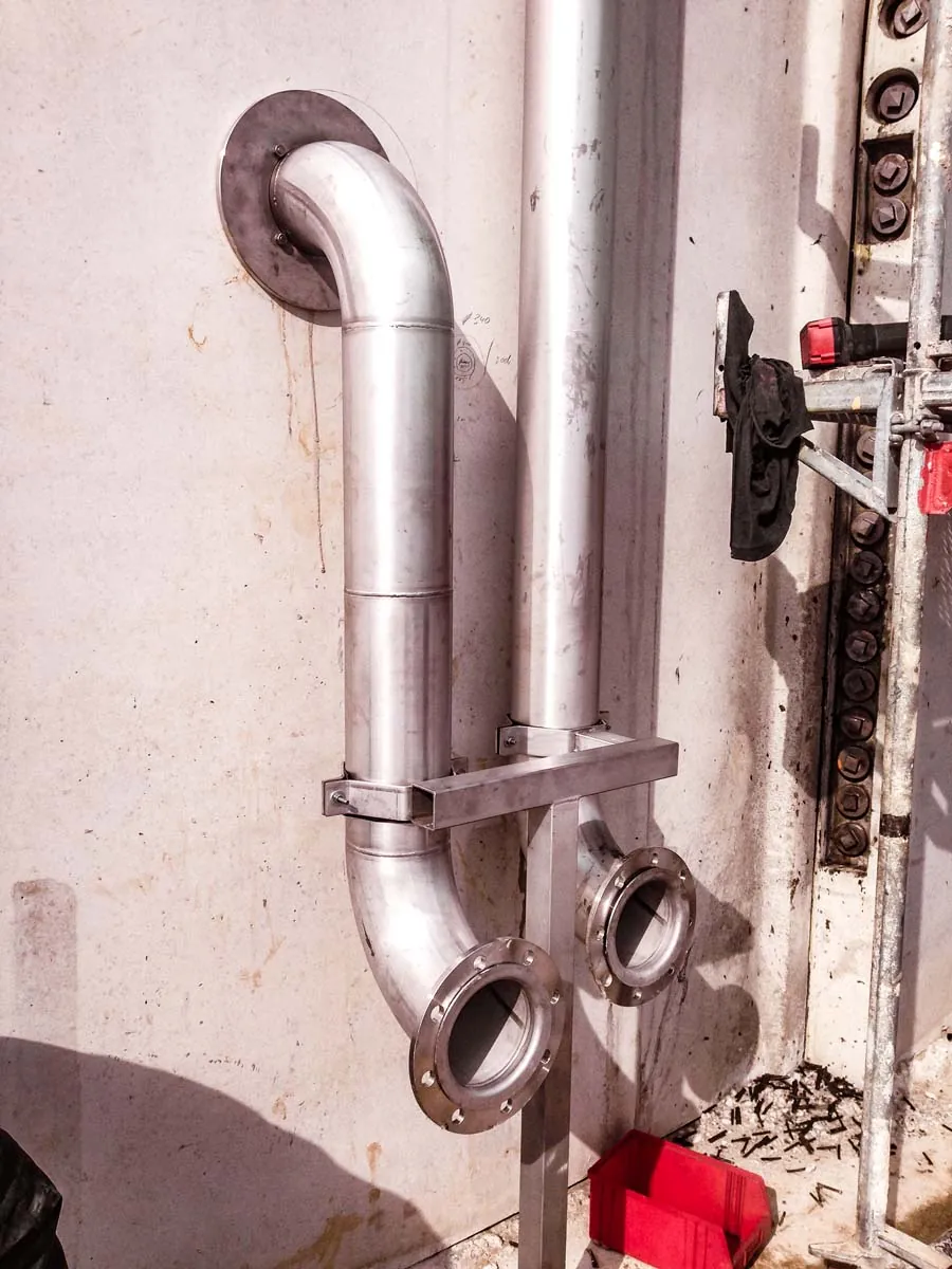 Edelstahl-Rohrsystem mit Flanschverbindung in der Kellerei