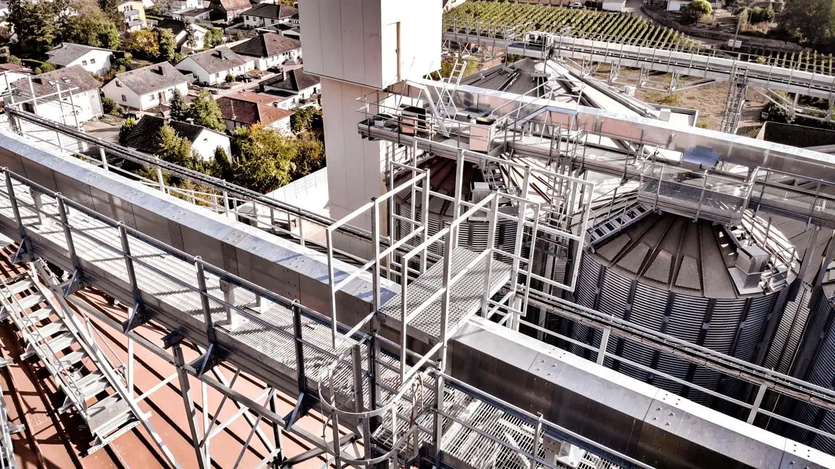 Industrieanlage mit Stahlbühne und Laufsteg, Drohnenaufnahme