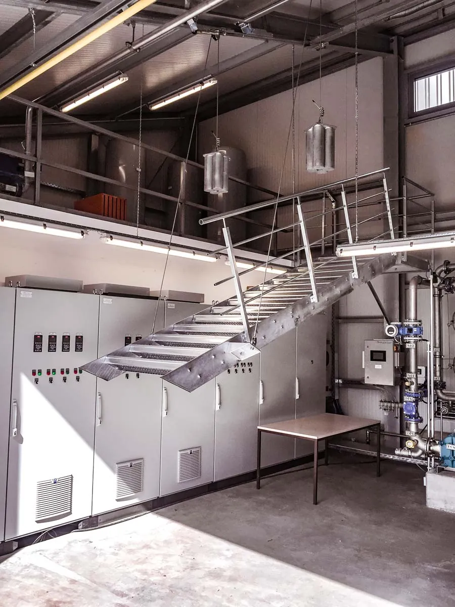 Verzinkte Industrietreppe an Stahlbühne im Technikraum