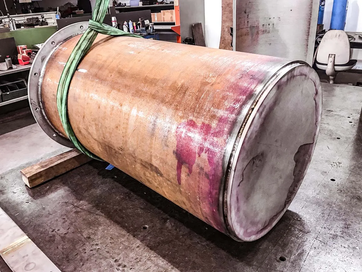 Kupferkessel-Reparatur mit Schweißnaht in der Werkstatt