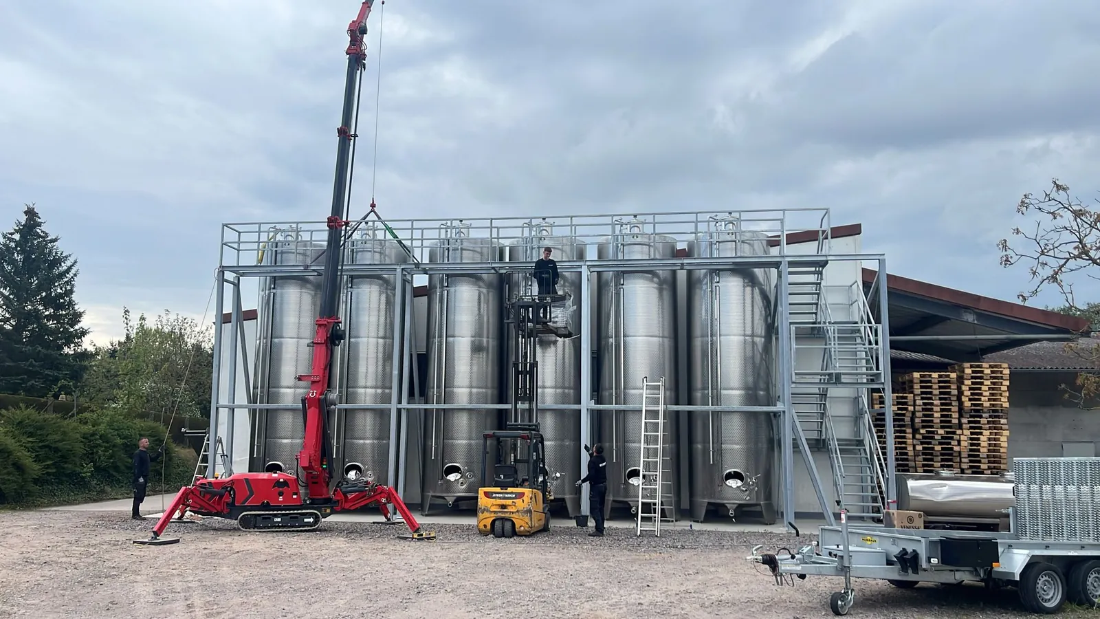 Stahlbühne für Weintanks mit Laufsteg und Treppe, Industriebau Bad Bergzabern
