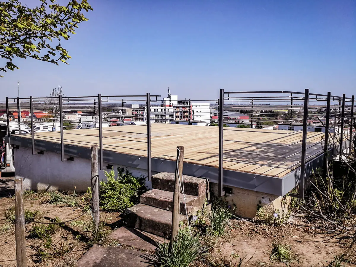 Stahlterrasse mit Holzbelag und Geländer als Aussichtsplattform