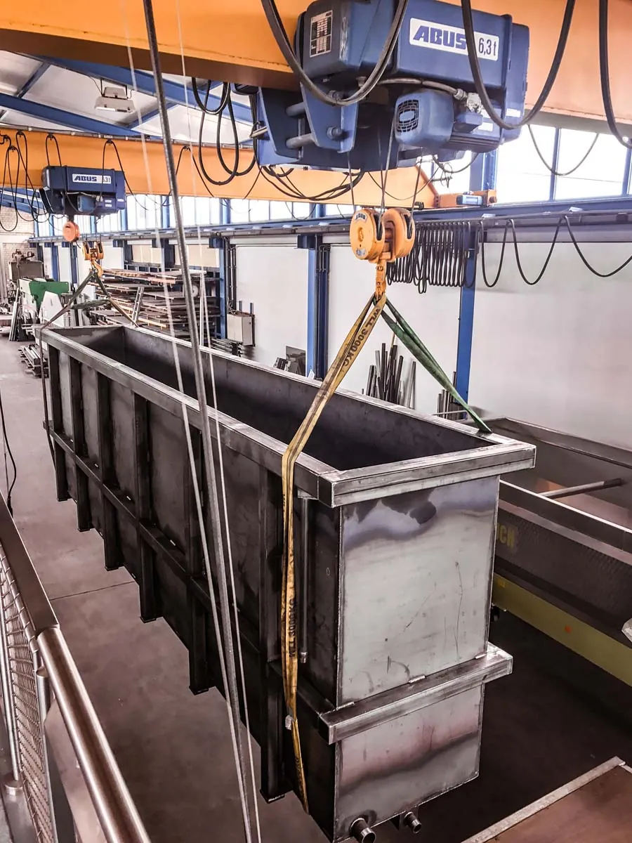 Große Stahlwanne mit Hallenkran in der Fertigung