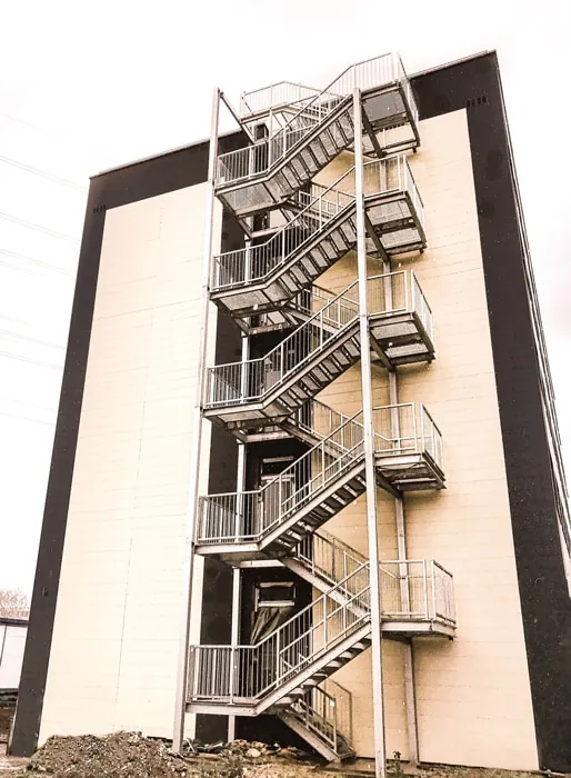 Mehrgeschossige Fluchttreppe aus verzinktem Stahl für Gewerbe