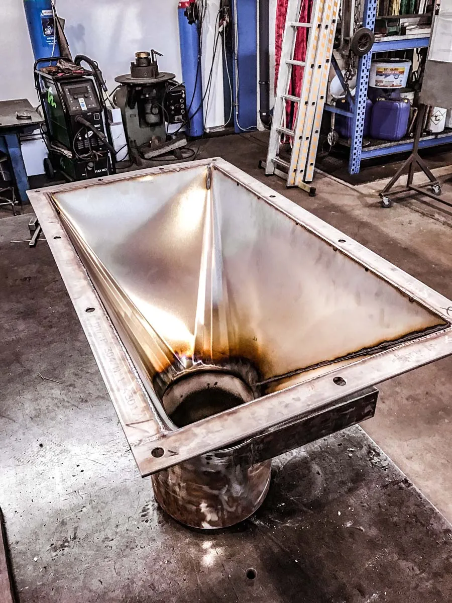 Einfülltrichter aus Stahl, geschweißt in der Werkstatt