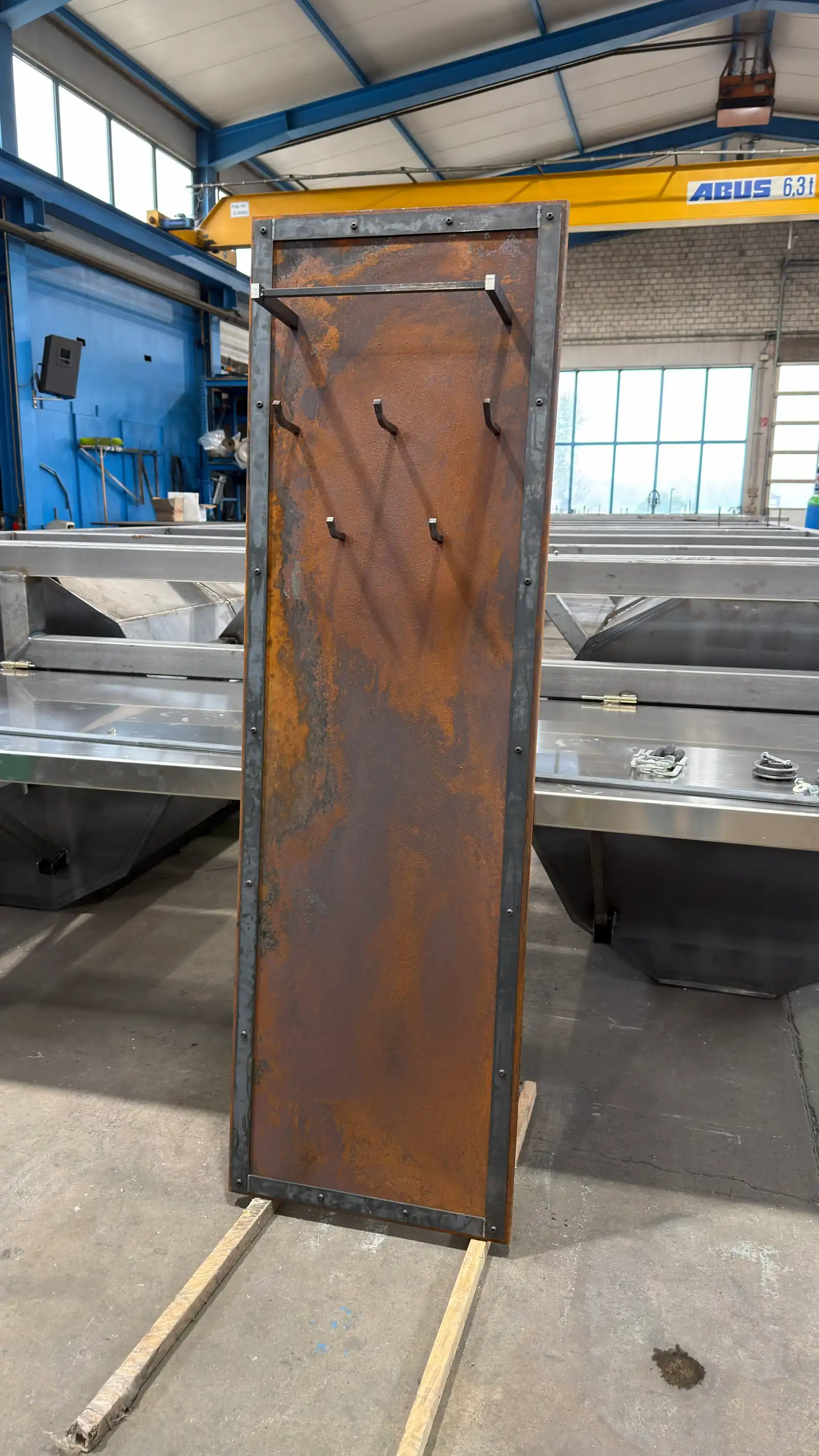 Garderobe aus Cortenstahl im Industriestyle