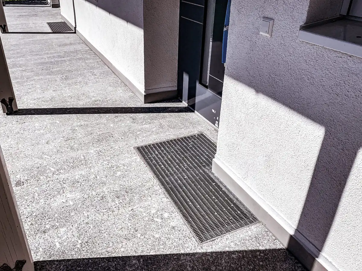 Gitterrost-Fußmatte am Eingang aus Edelstahl