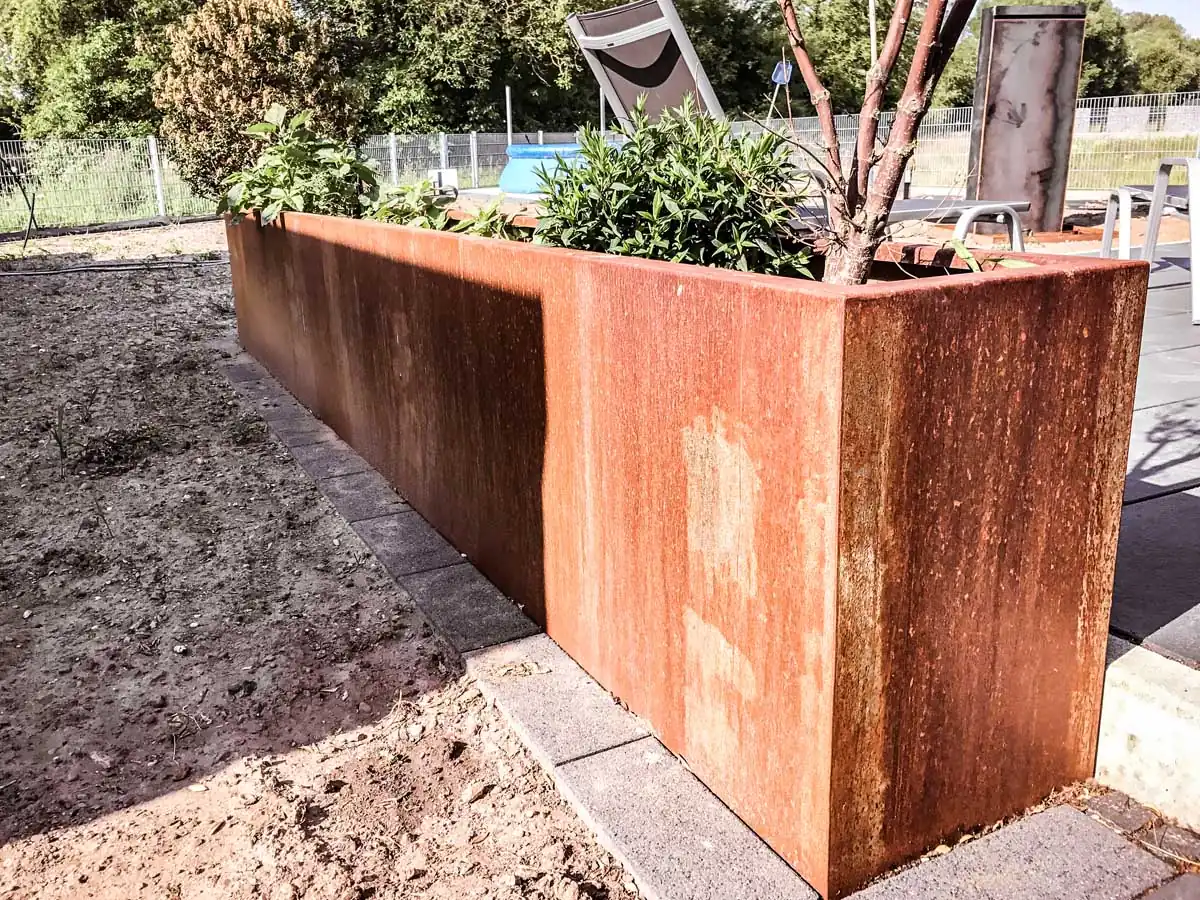 Bepflanztes Hochbeet aus Cortenstahl im Garten