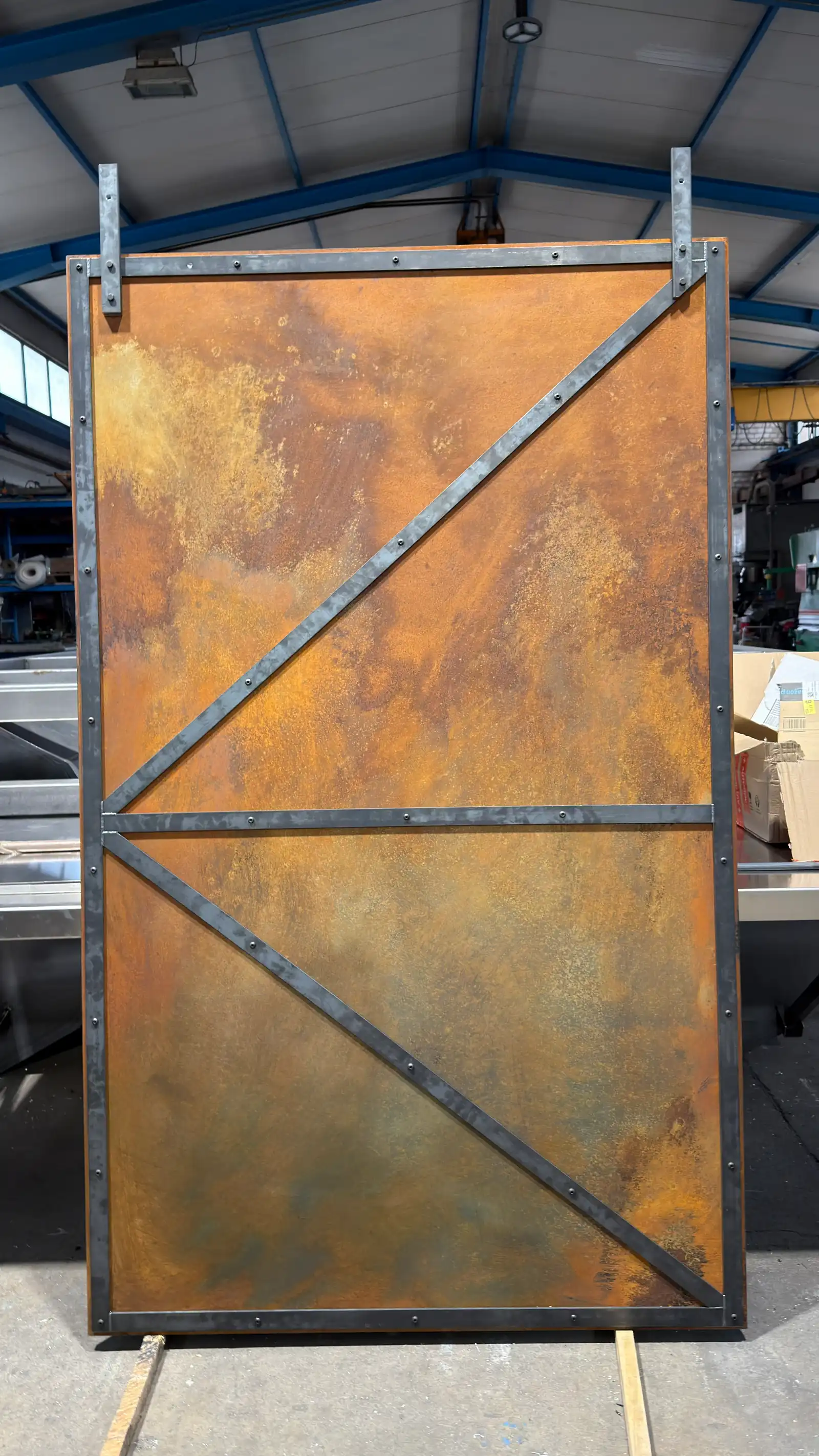 Schiebetür aus Cortenstahl im Industriestyle