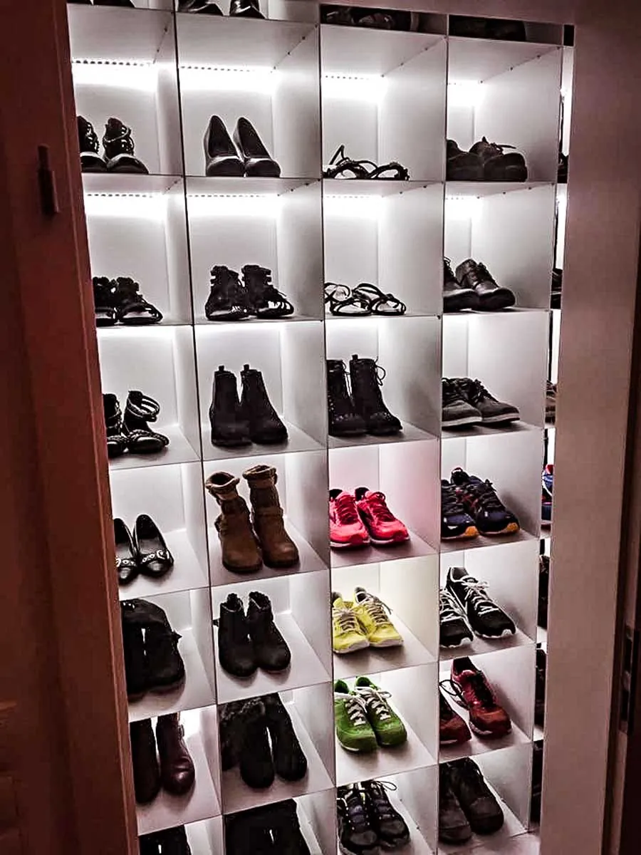 Beleuchtetes Schuhregal mit Einzelfächern und LED