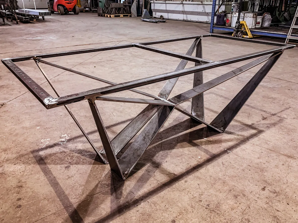 Geometrisches Tischgestell aus Stahl in der Werkstatt Offenbach