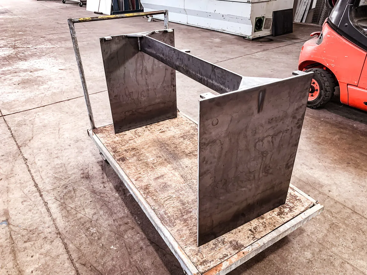 Massives Tischgestell aus Stahl mit Wangen im Rohbau