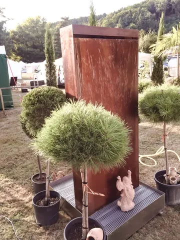 Wasserfall aus Cortenstahl als Gartendekoration