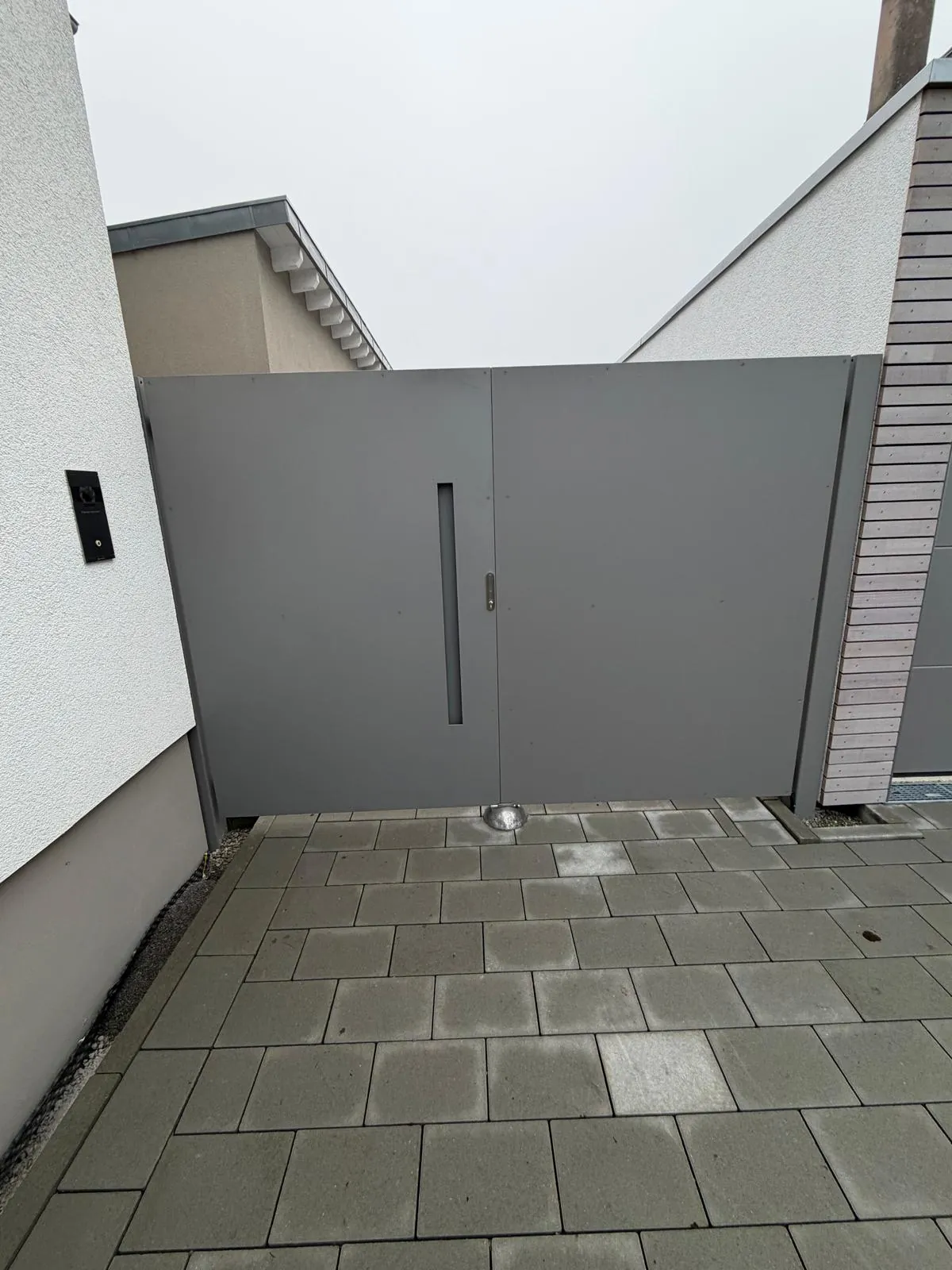 Modernes Eingangstor mit Sichtschutz und Trespa-Verkleidung