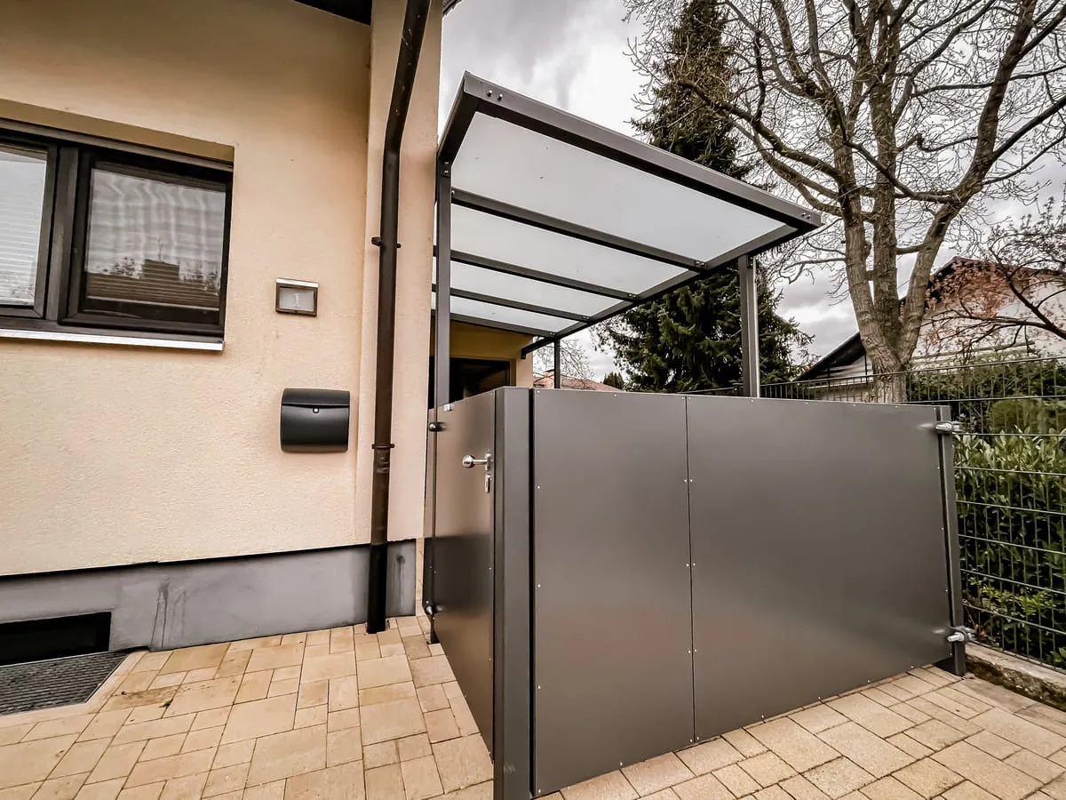 Eingangstor mit Sichtschutz und Überdachung in Anthrazit