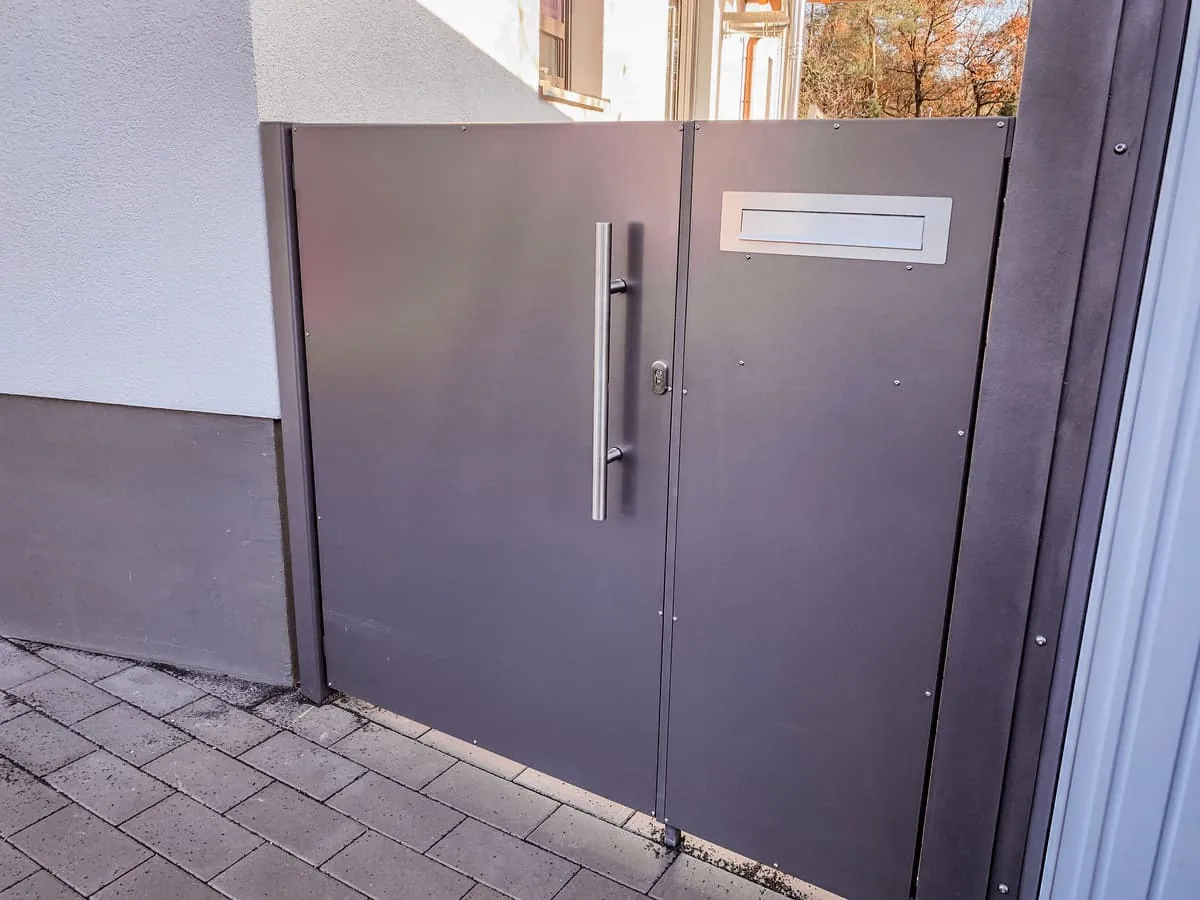 Stahl-Eingangstür mit Sichtschutz und Briefschlitz aus Edelstahl