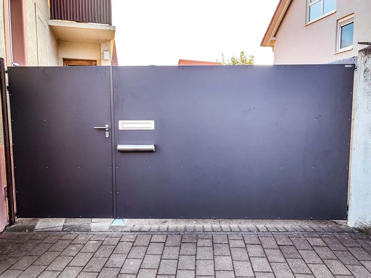 Zweiflügeliges Hoftor aus Blech mit Sichtschutz und Briefkasten