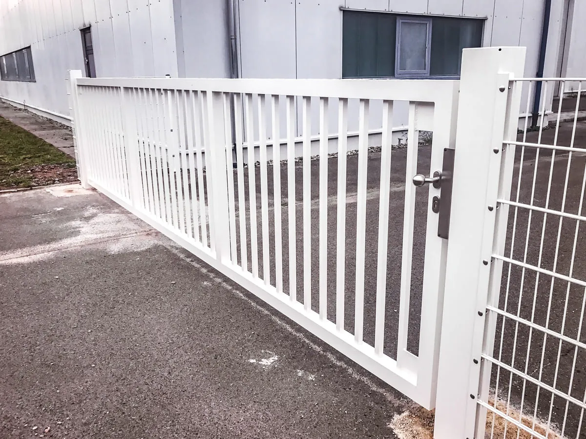 Hoftor aus Stahl mit Stabfüllung in Weiß für Gewerbebetrieb