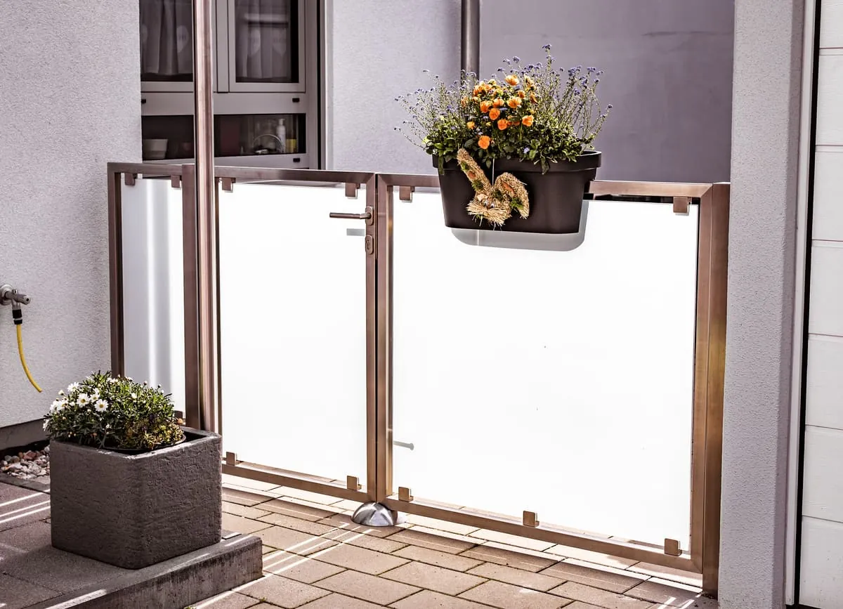 Nebentor aus Edelstahl mit Glasfüllung und Sichtschutz