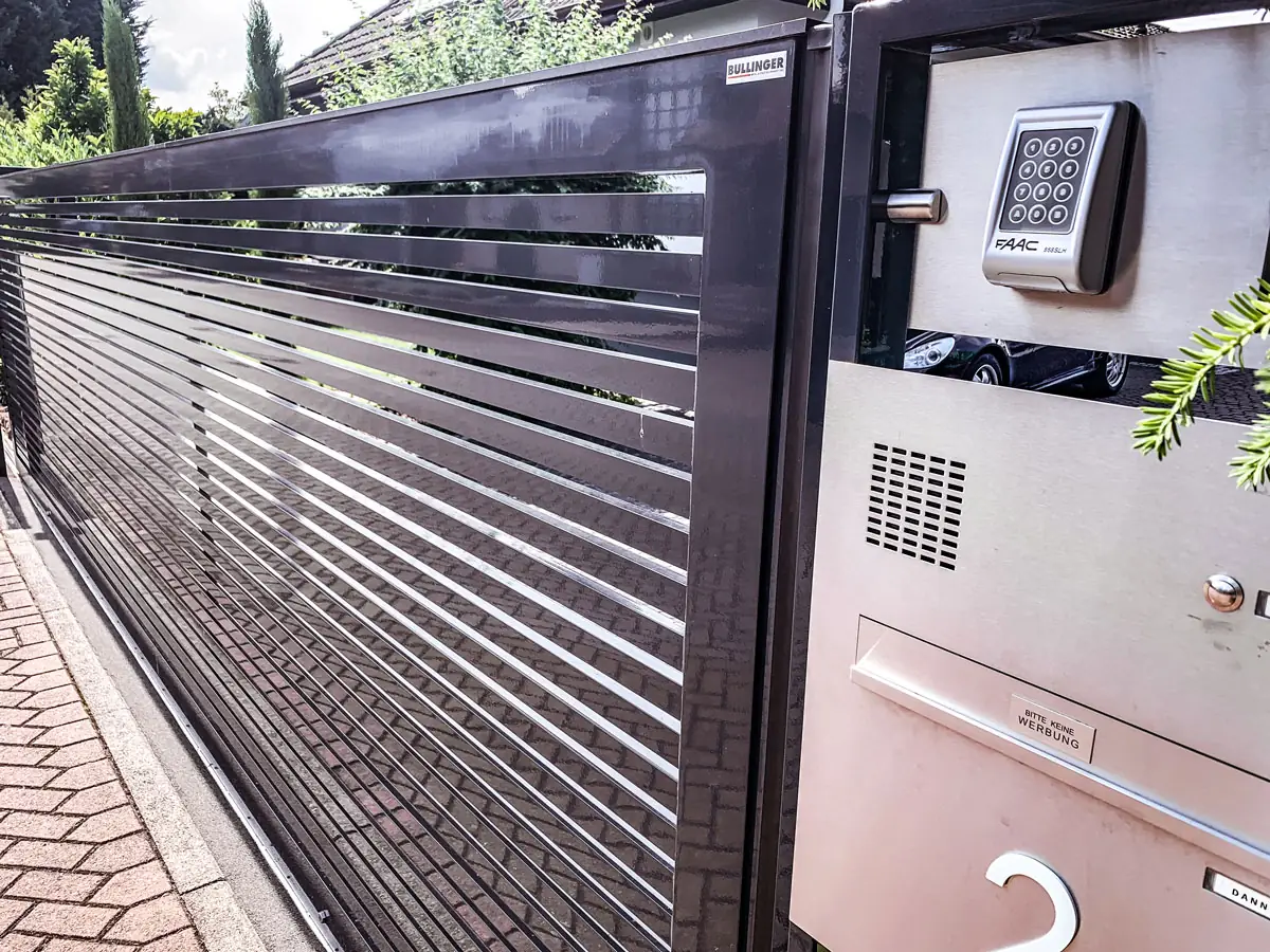 Schiebetor mit Lamellen-Sichtschutz und Codeschloss in Offenbach