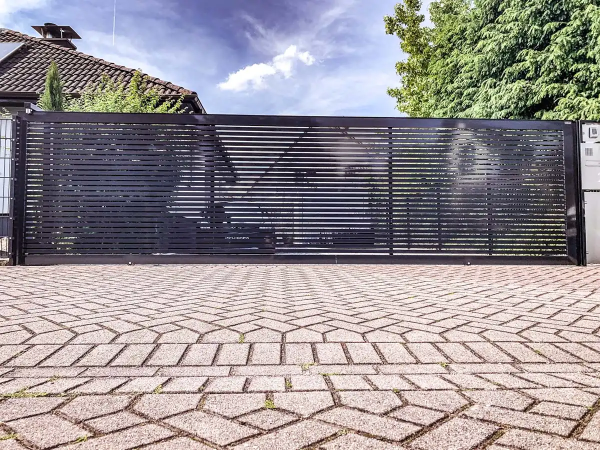 Schiebetor mit Lamellen-Sichtschutz in Offenbach, Gesamtansicht