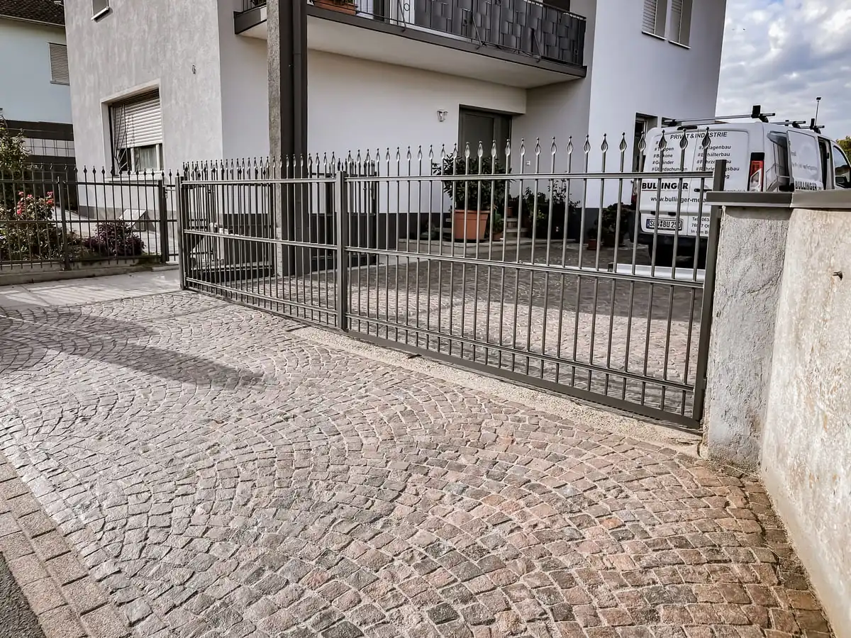 Schiebetor aus Stahl mit Schmiedeeisen-Spitzen