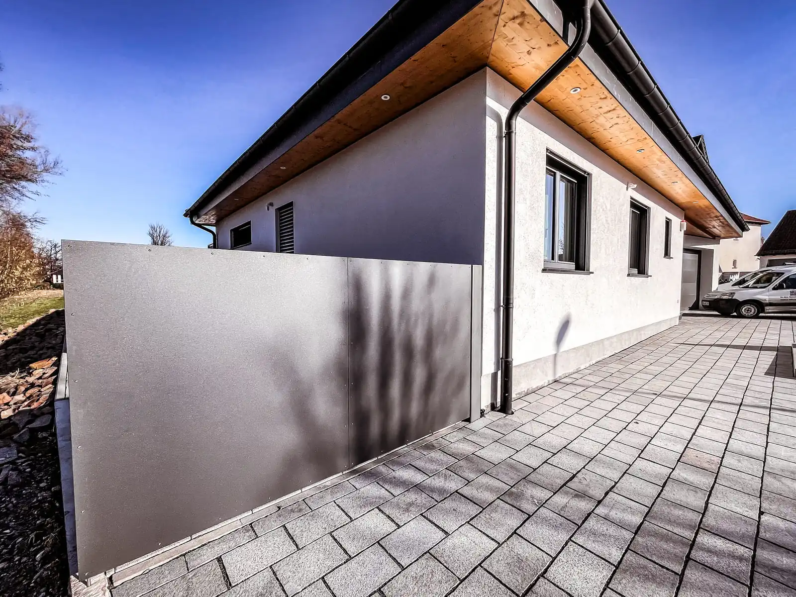 Sichtschutzzaun aus Stahl mit Paneelen am Neubau