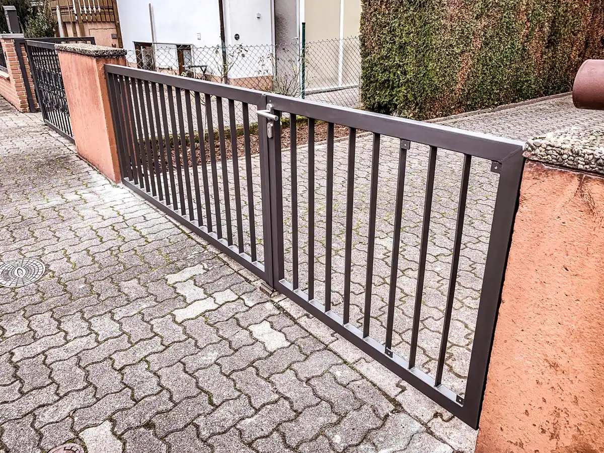 Tor aus Stahl mit Stabfüllung, pulverbeschichtet