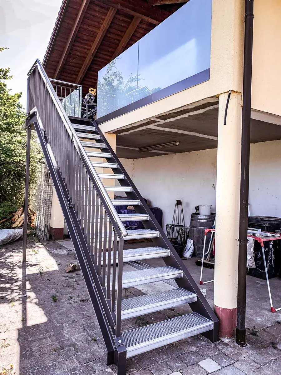 Außentreppe aus Stahl mit Gitterroststufen und Geländer in Anthrazit