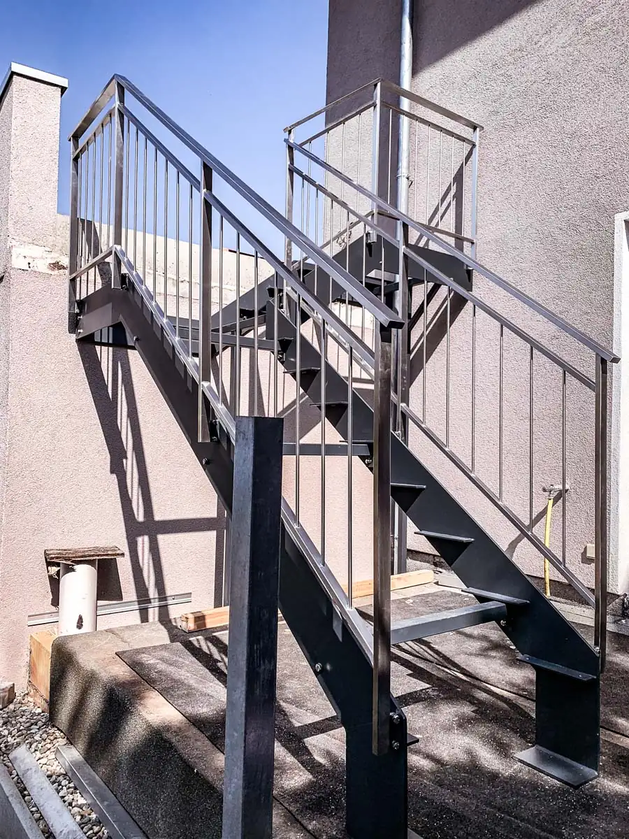 Außentreppe aus Stahl mit Podest und Geländer in Anthrazit