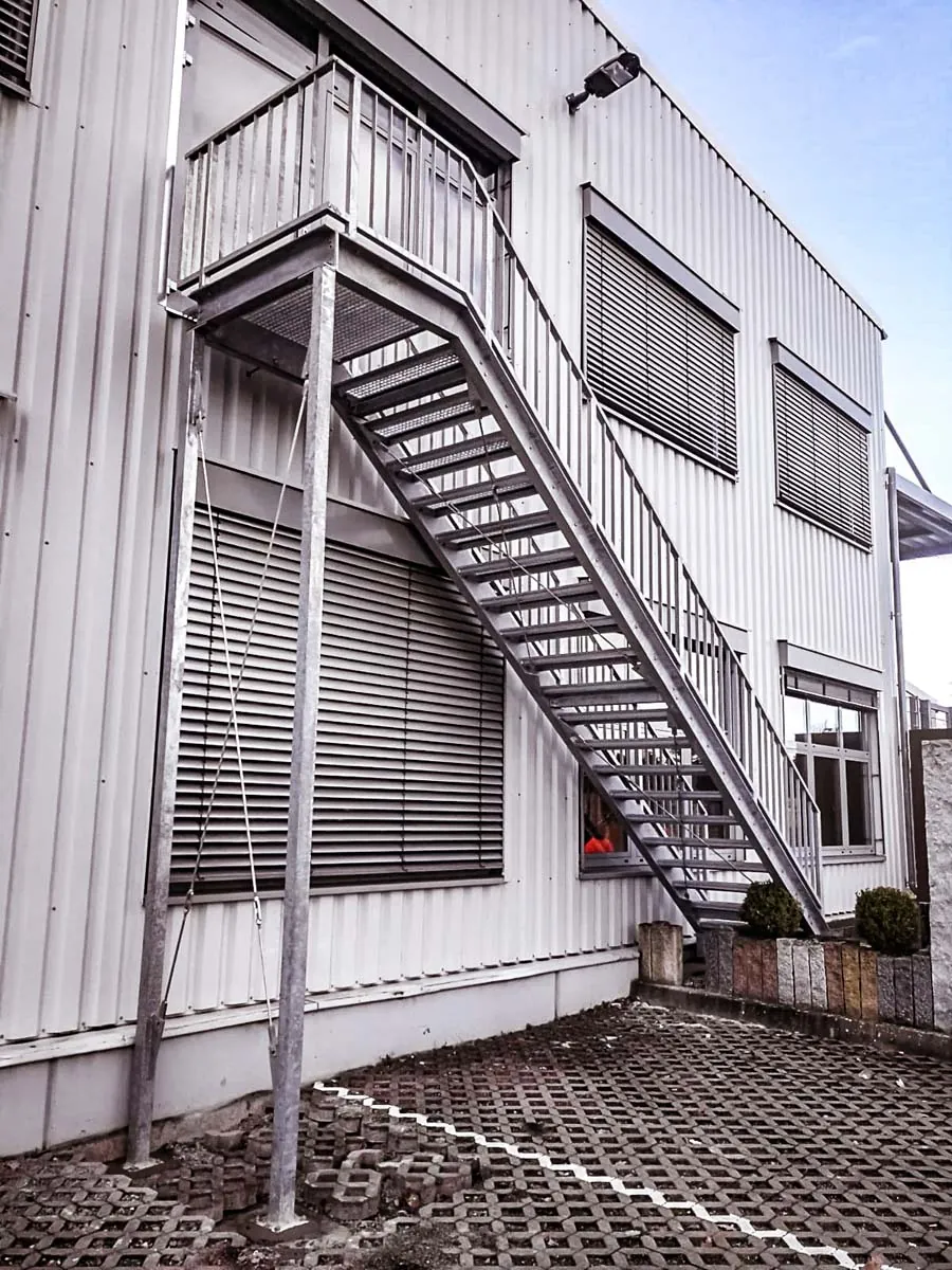 Verzinkte Außentreppe aus Stahl an einer Industriehalle