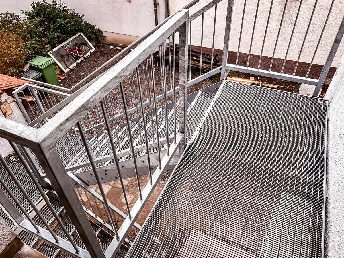 Verzinkte Außentreppe mit Gitterrost und Podest, Detailansicht