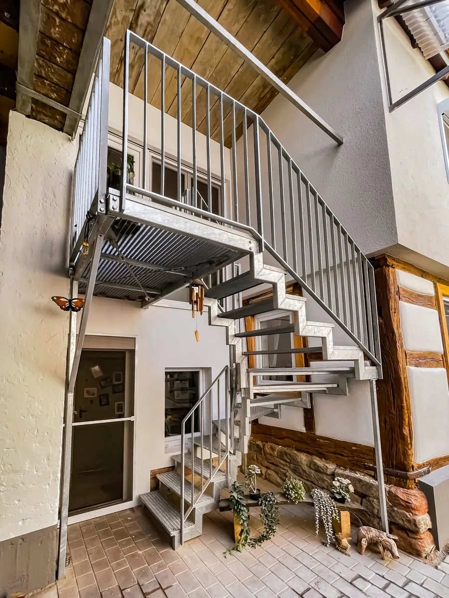 Verzinkte Außentreppe mit Podest an einem Fachwerkhaus