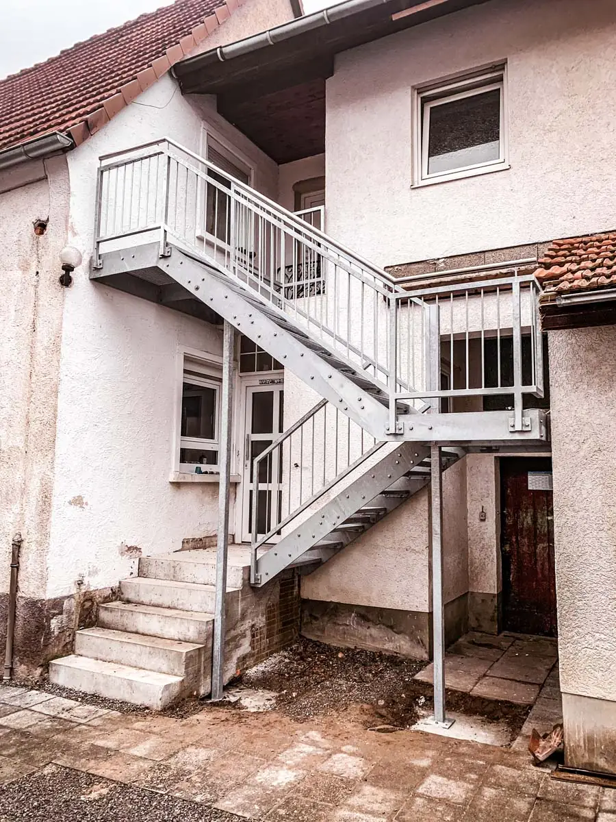 Verzinkte Podesttreppe an einem Wohnhaus