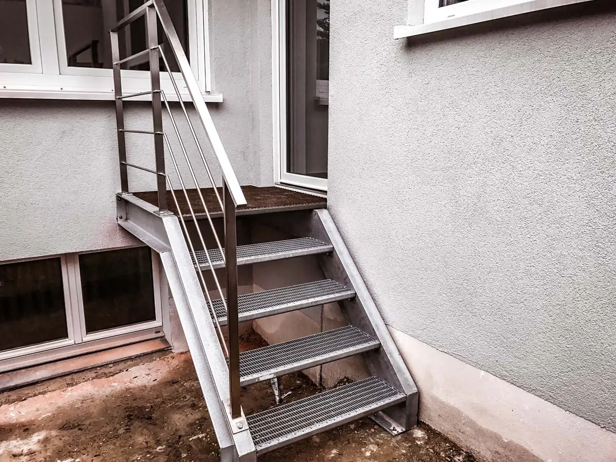 Kleine verzinkte Eingangstreppe mit Gitterrost
