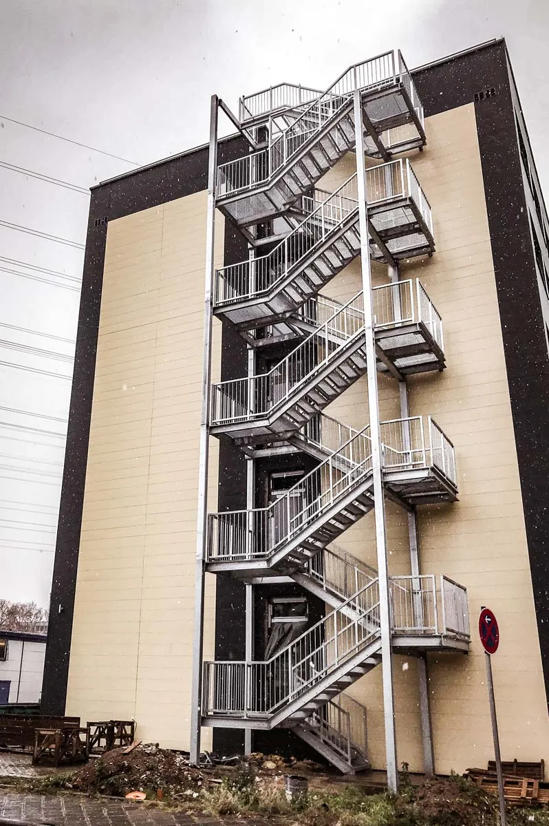 Mehrgeschossige Fluchttreppe aus verzinktem Stahl