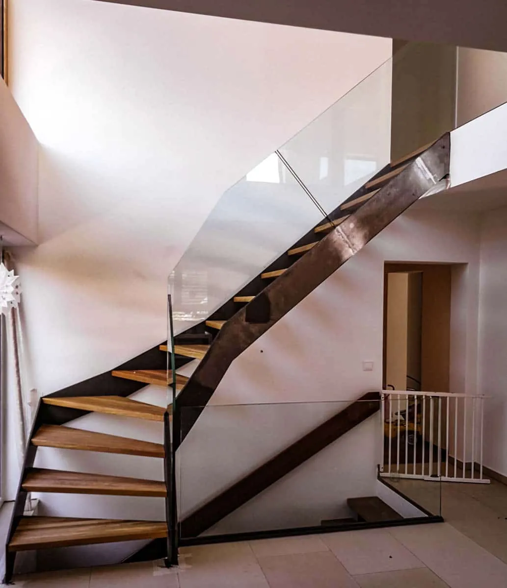Design-Innentreppe aus Stahl mit Holzstufen und Glasgeländer