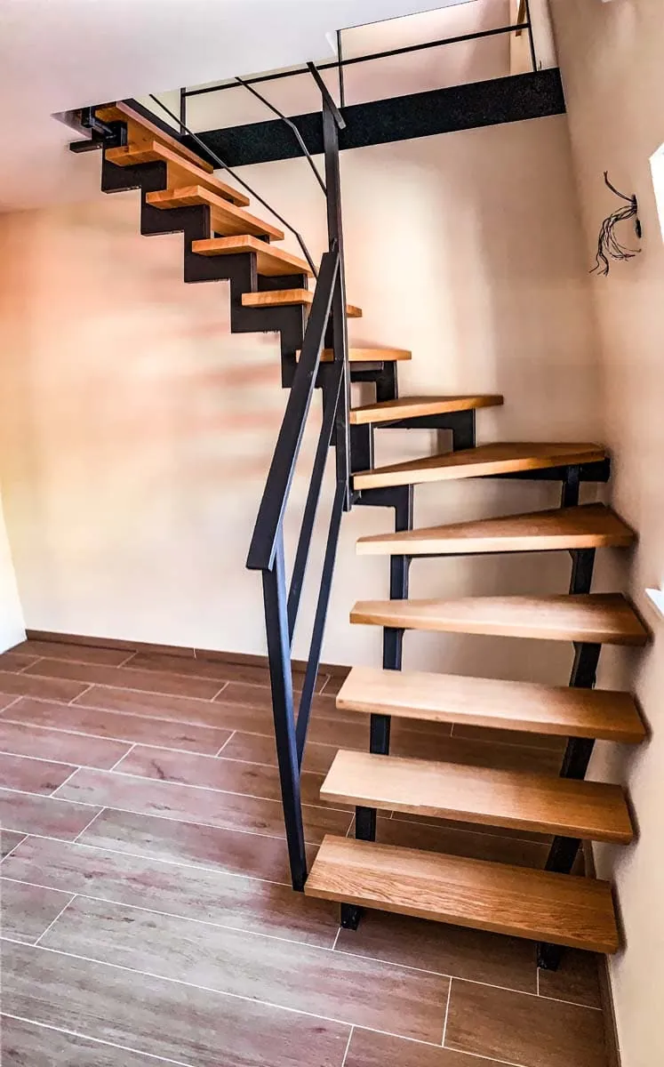 Raumspartreppe aus Stahl mit Holzstufen und Mittelholm