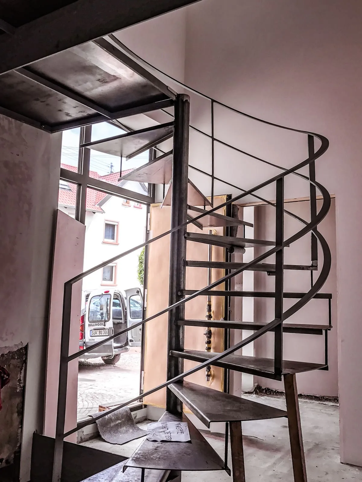 Geschwungene Stahl-Spindeltreppe im Rohbau