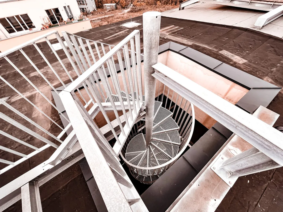 Verzinkte Spindeltreppe als Dachausstieg am Privathaus