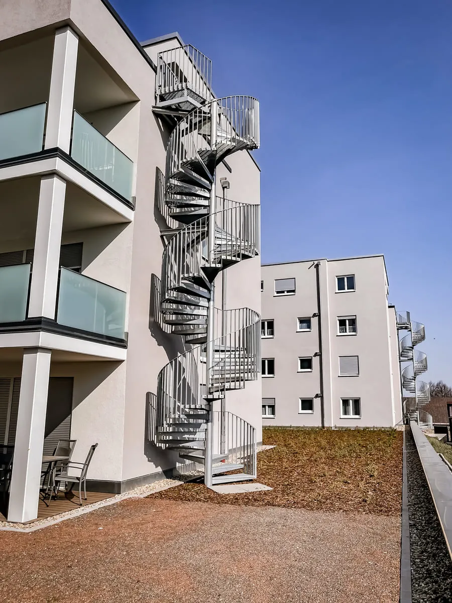 Verzinkte Spindeltreppe als Fluchtweg am Mehrfamilienhaus