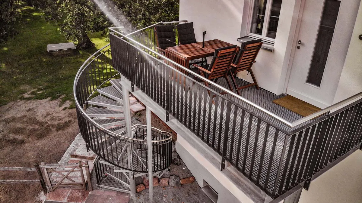 Wendeltreppe am Balkon zur Terrasse, Drohnenaufnahme