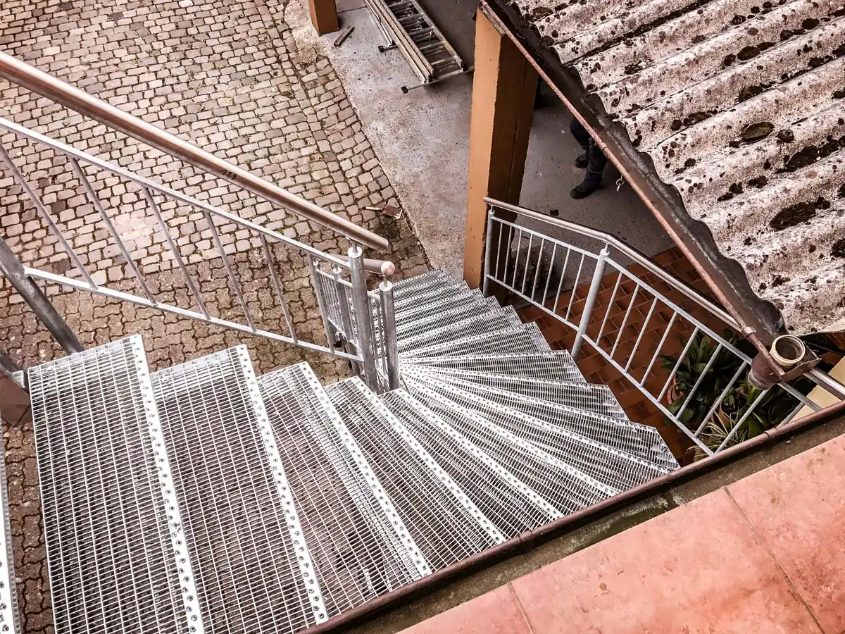Verzinkte Wendeltreppe mit Gitterrost in der Draufsicht