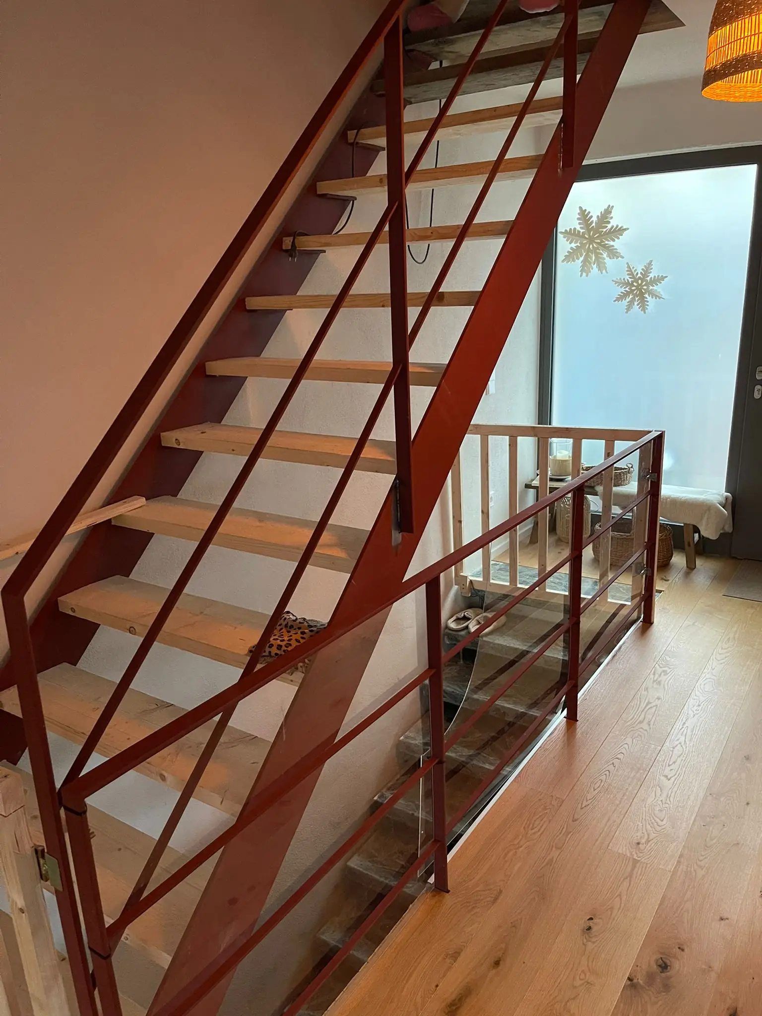 Zimmertreppe aus Flachstahl mit Holzstufen in Offenbach, Frontalansicht