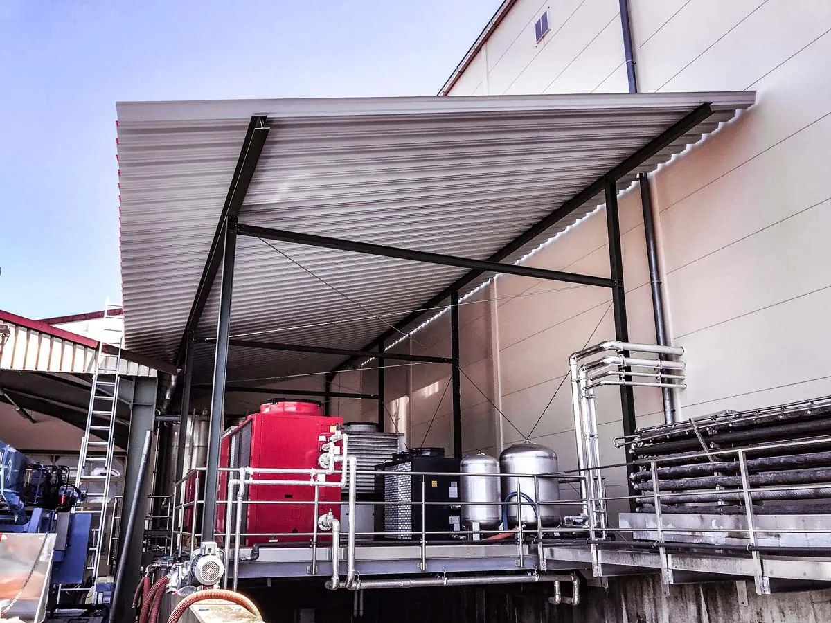 Industrieüberdachung aus Stahl mit Trapezblech an Großanlage