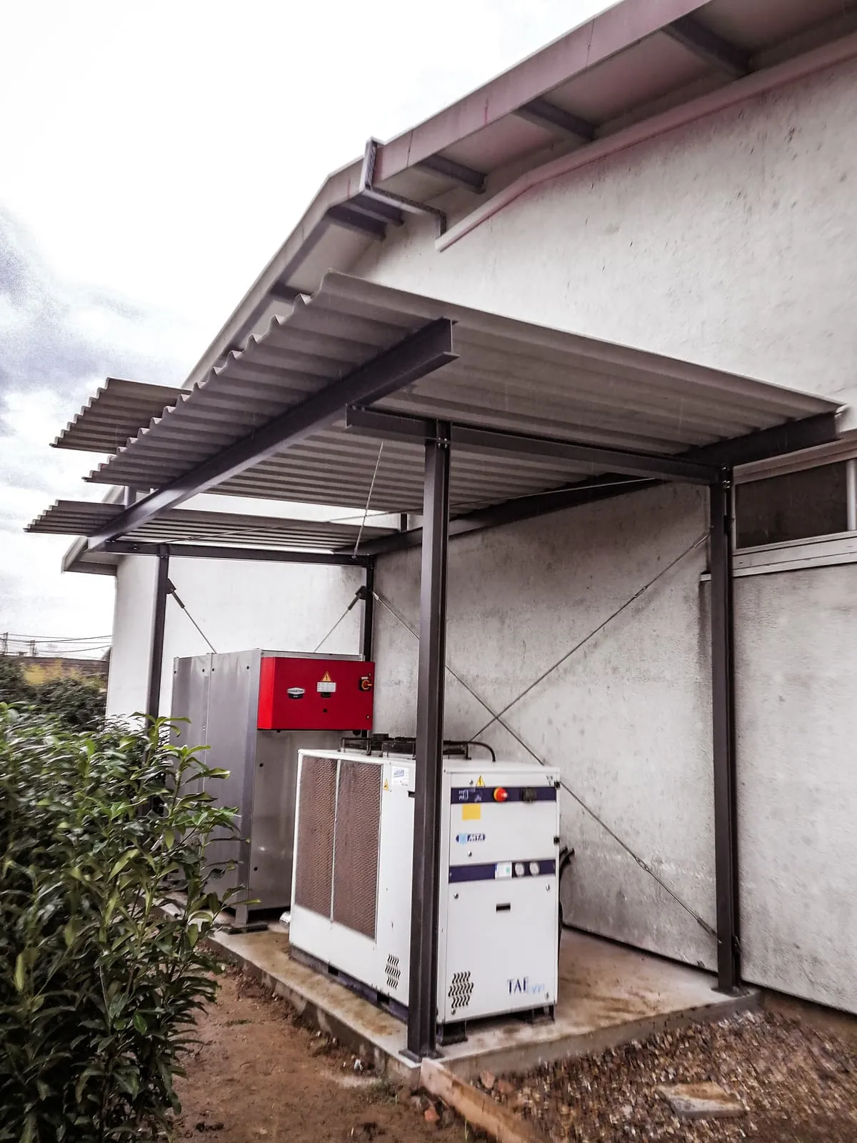 Maschinenüberdachung mit Trapezblech im Industriebereich