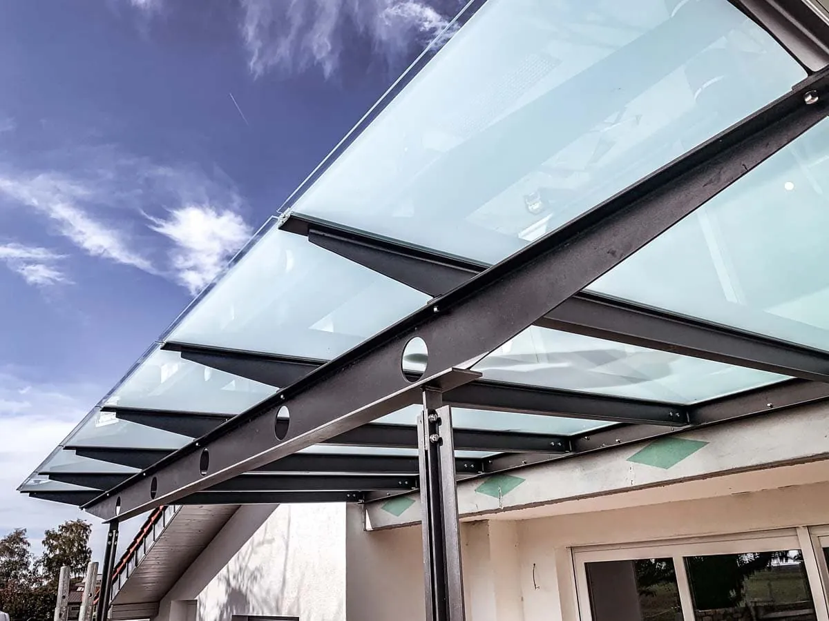 Terrassenglasdach mit Stahlträgern, Detailansicht der Rundlochung